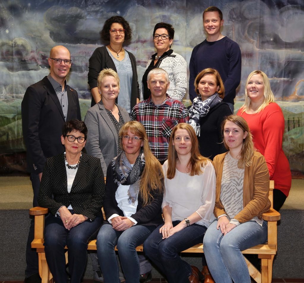 vordere Reihe von links: Anna Middendorf, Bettina Hoffhaus, Katharina Remer, Sina Feldmann mittlere Reihe von links: Ansgar Fortmann, Barbara Böckmann, Samuel Maurer, Christine Sander, Tatjana Hilbers hintere Reihe von links: Jutta Janßen, Sylvia Hannöver, Philipp Albers