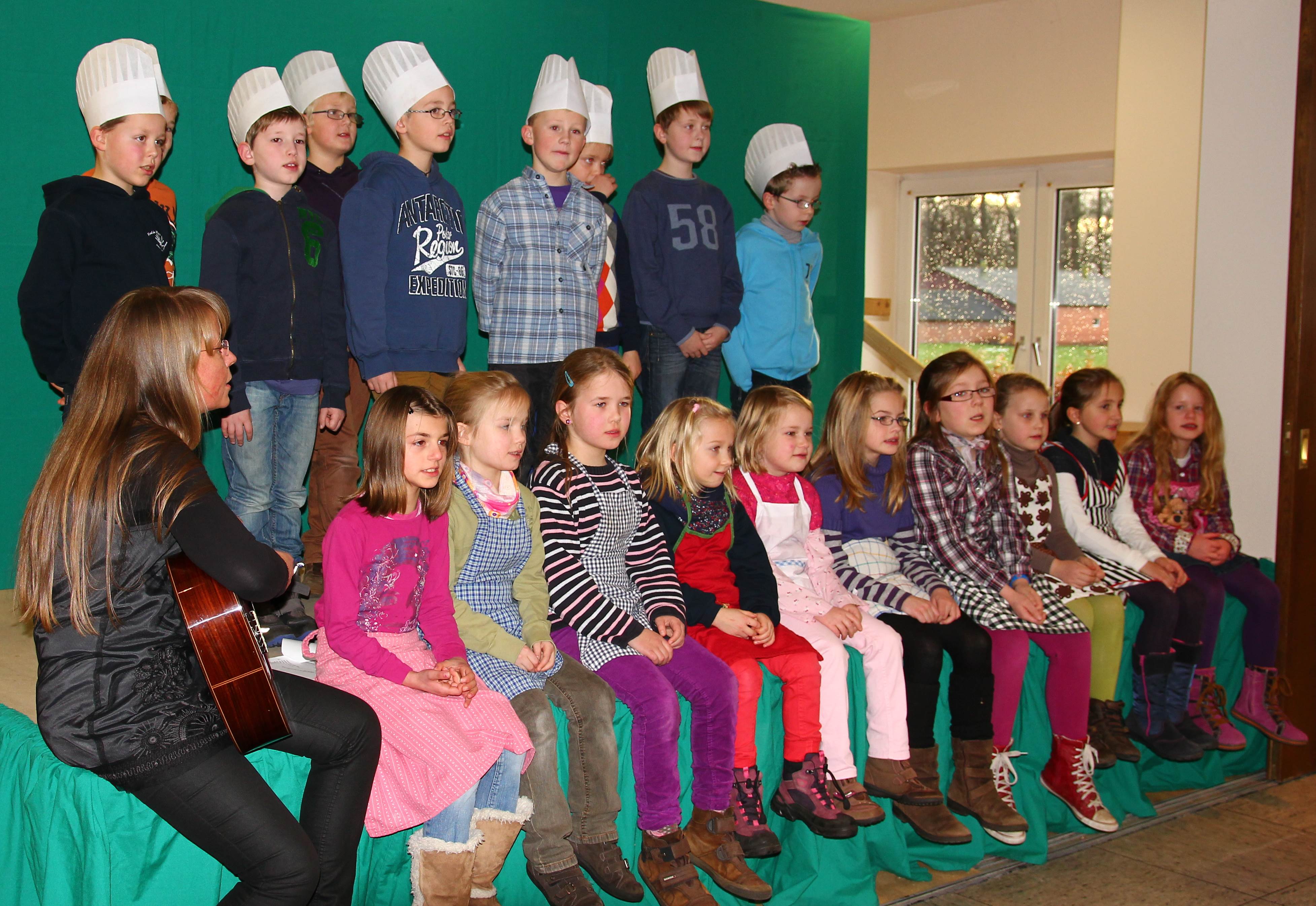 Kinder Gestalten Am 2 Advent Die Seniorenfeier Mit Holtinghausen