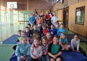 Die Kinder des Bewegungstages in der Turnhalle der Grundschule Höltinghausen