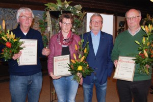 Vereinsvorsitzender Josef Wendeln (2.v.re.) zeichnete Bettina Scheper, Ulli Borchers (li.) und Bernd Dieckmann (re.) mit der silbernen Ehrennadel des SV Höltinghausen aus